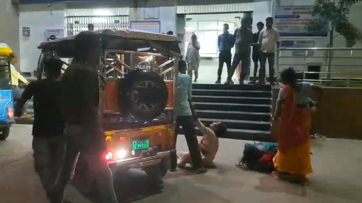 मुंगेर में ई-रिक्शा पलटने से 13 वर्षीय बच्चे की मौत, दो बच्चियां घायल
